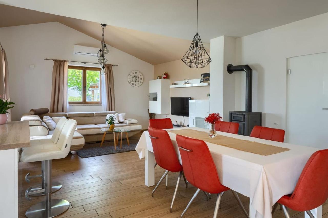 Activity Villa Gita With Pool And Grill In Tinjan Екстер'єр фото