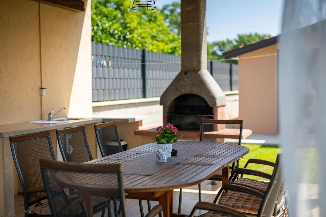 Activity Villa Gita With Pool And Grill In Tinjan Екстер'єр фото