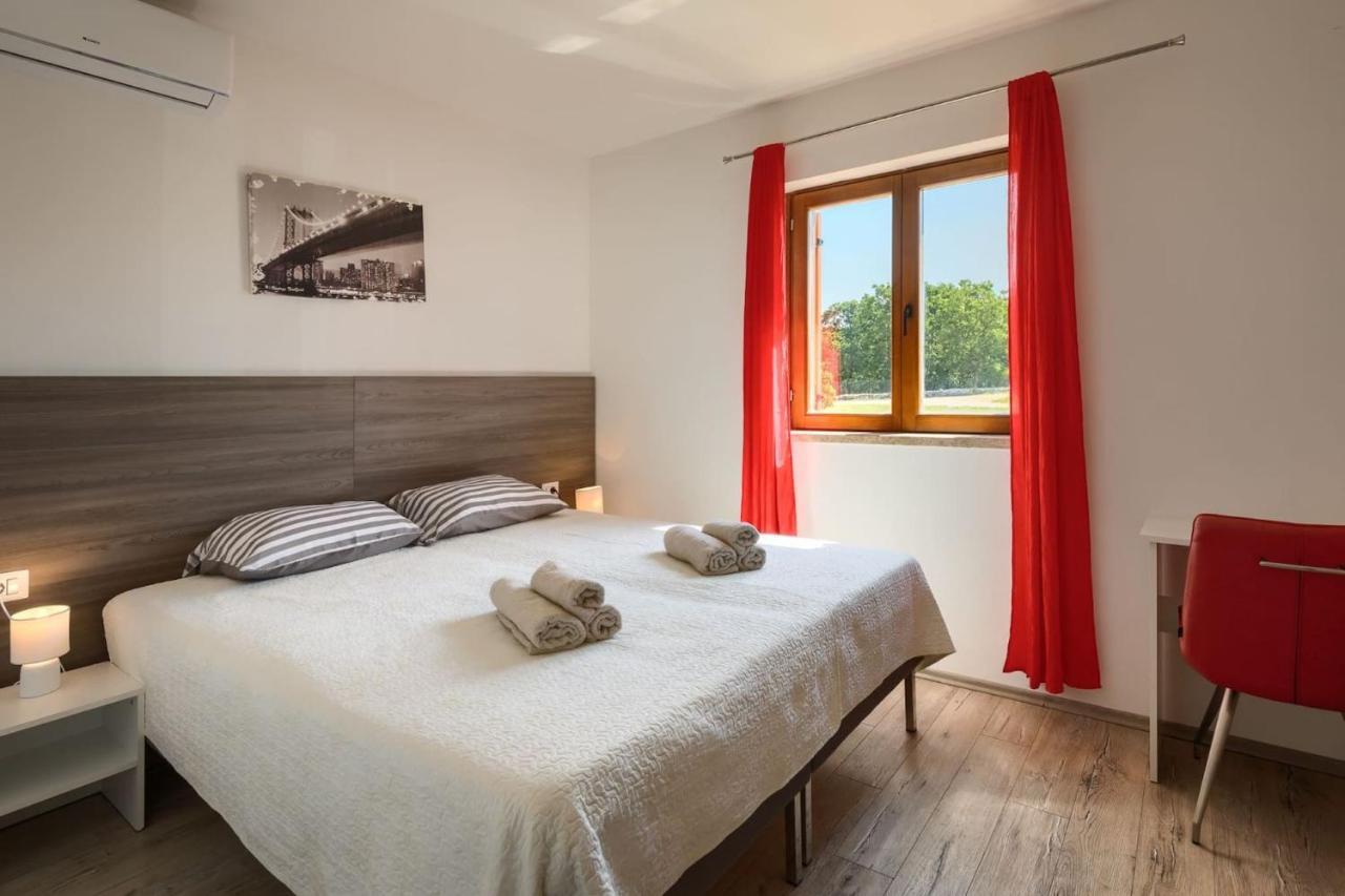 Activity Villa Gita With Pool And Grill In Tinjan Екстер'єр фото