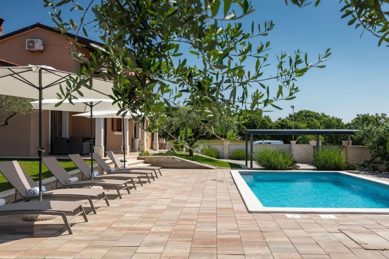 Activity Villa Gita With Pool And Grill In Tinjan Екстер'єр фото