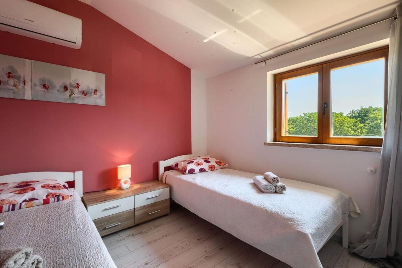 Activity Villa Gita With Pool And Grill In Tinjan Екстер'єр фото